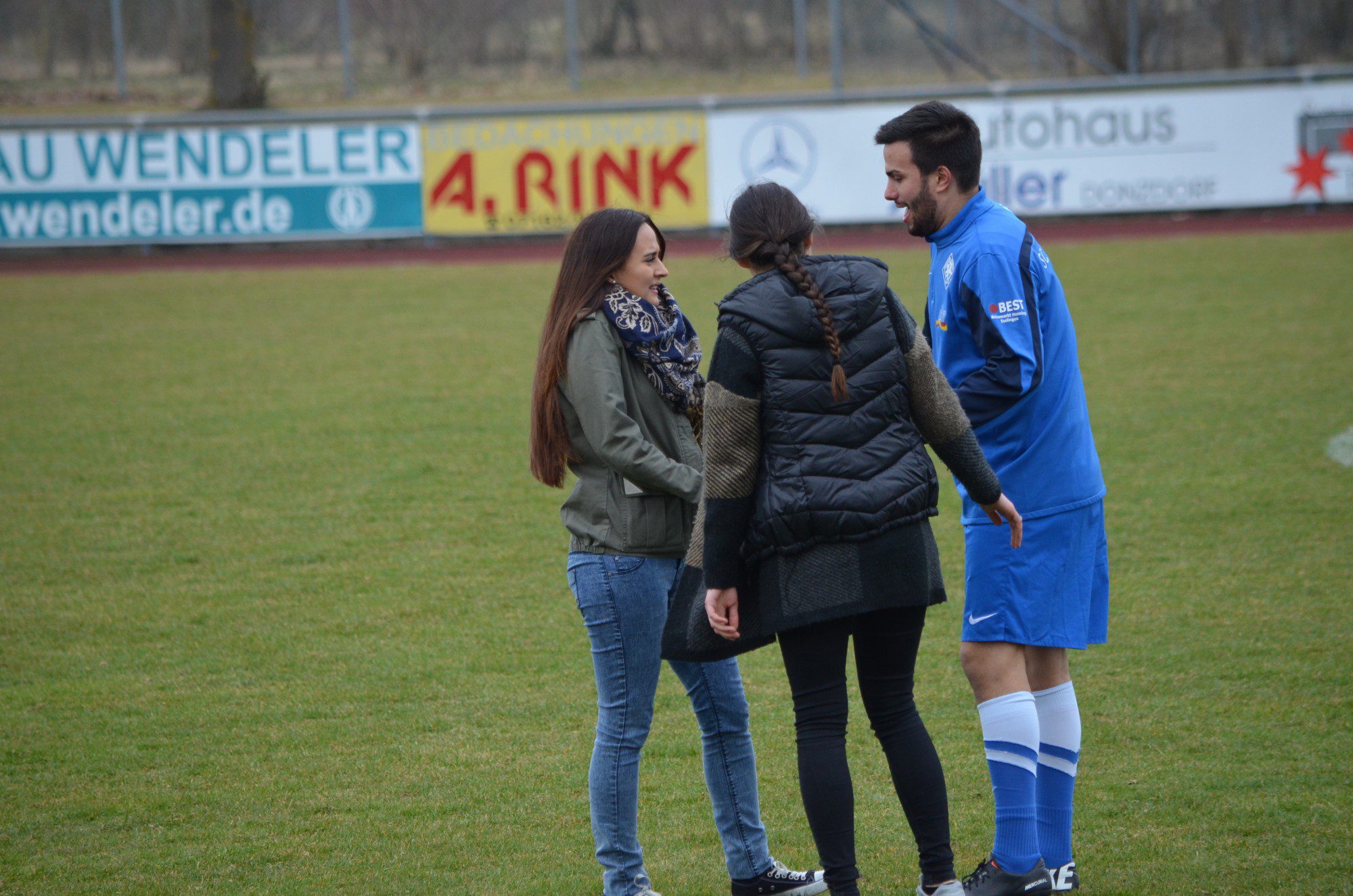Pausentalk mit den weiblichen Fans.