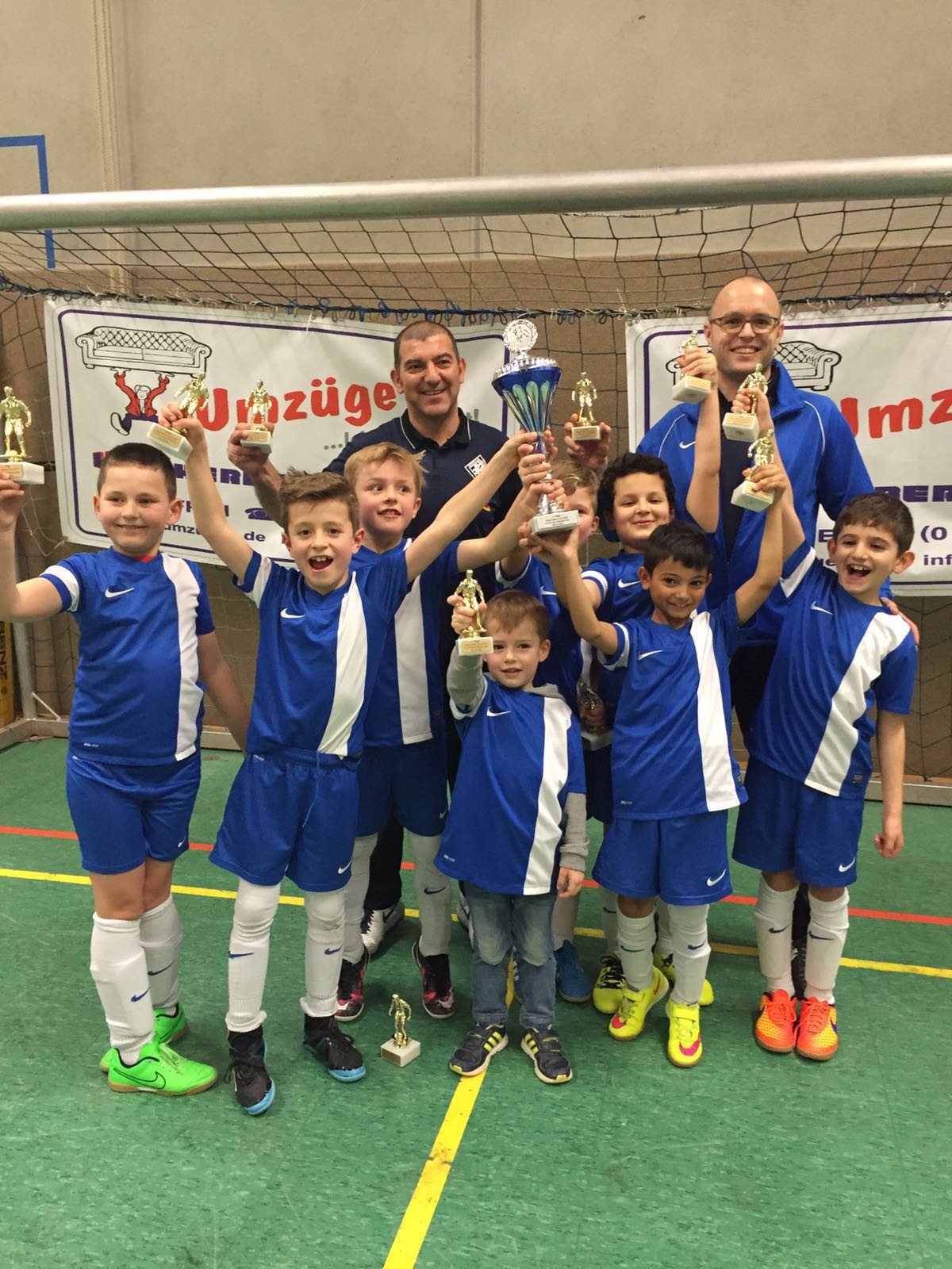 Meist jubelnde Altbacher Jugendkicker am Wochenende