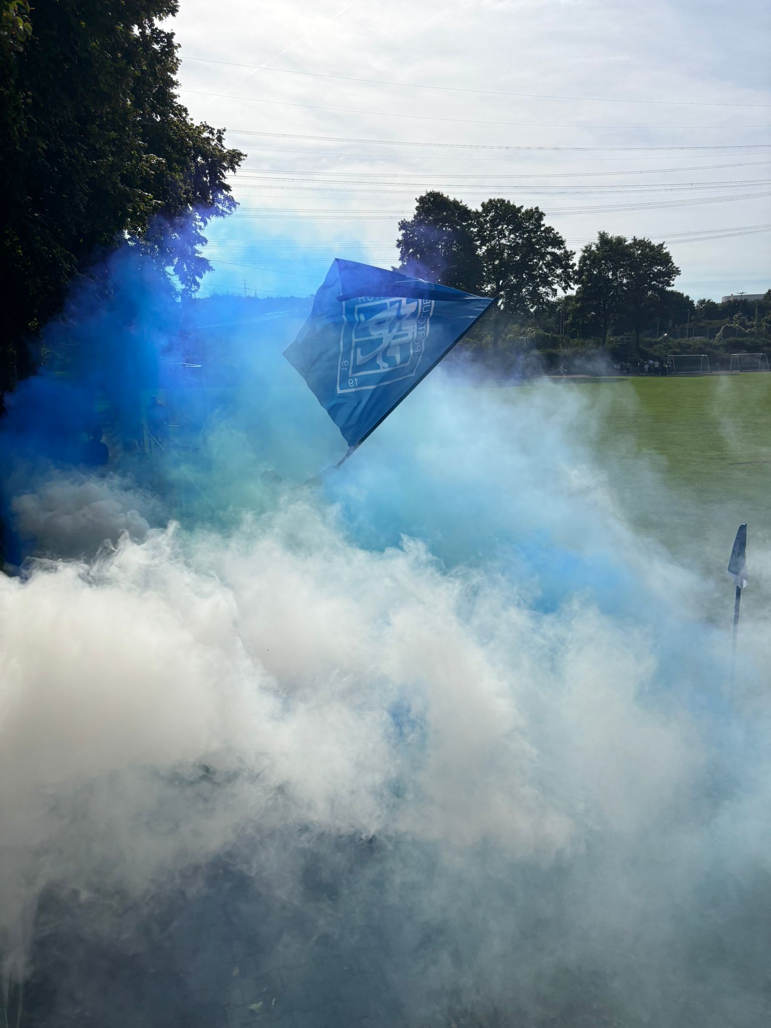 SC-Altbach-Fahne mit blauem Rauch auf dem Sportgelände